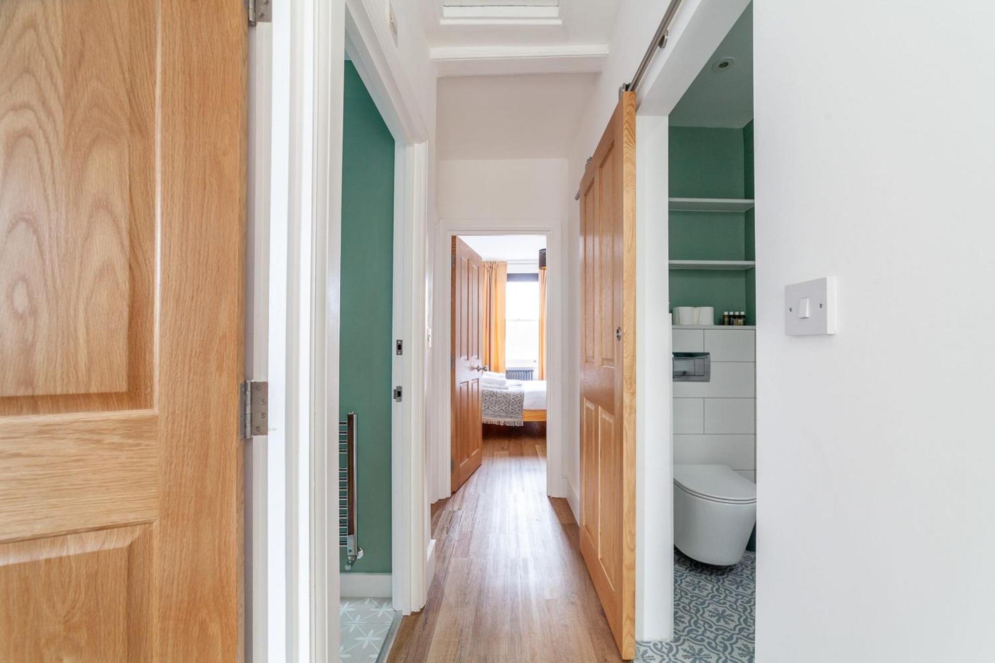 Appartamento Charming In The Heart Of Kennington Londra